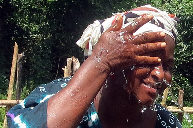 Nènè Aissata se rince le visage avec l’eau du forage réhabilité par le CICR.