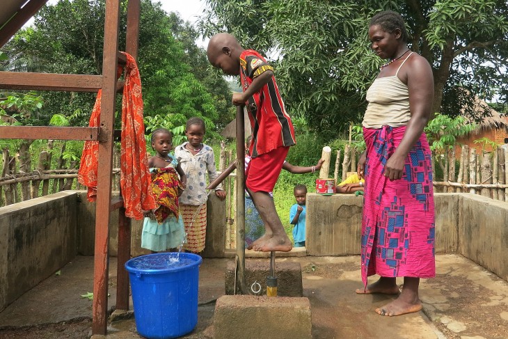 Un enfant du village de Madina Wounsan puise l’eau au forage réhabilité par le CICR.