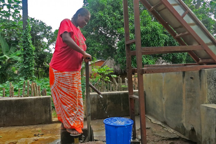 Une femme enceinte puise de l’eau à un forage réhabilité par le CICR.