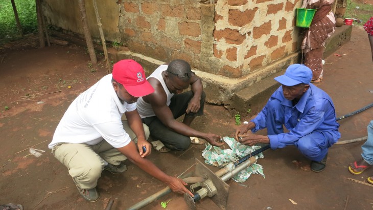 L’artisan réparateur du village remplace une pièce du forage réhabilité par le CICR.
