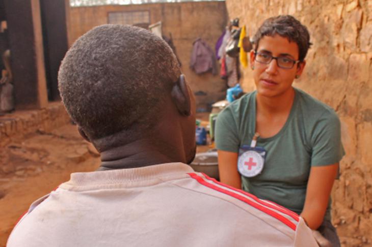 Sikasso prison, Mali. An inmate talks to an ICRC delegate.