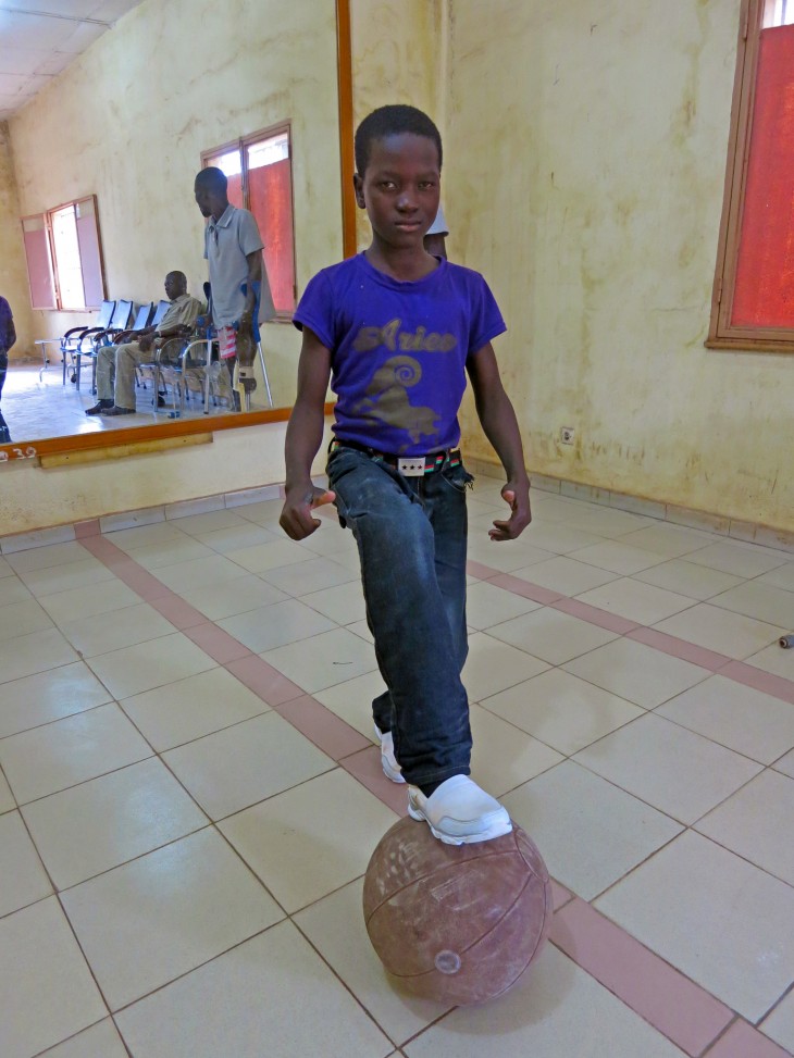 Sous le regard conquis des agents de la CNAOM et du CICR, Moussa démontre sa joie de vivre avec un ballon.
