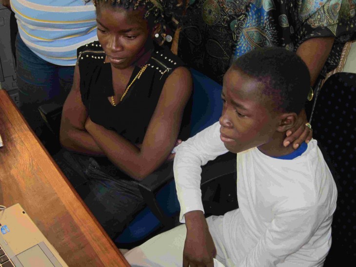 Les enfants aînés de Denise, Christella (14 ans) et Hervé (11 ans), à la délégation du CICR. Ils dialoguent avec leur maman et leurs jeunes frères au cours d'une vidéo-conférence pleine d'émotion, après 3 ans de séparation.