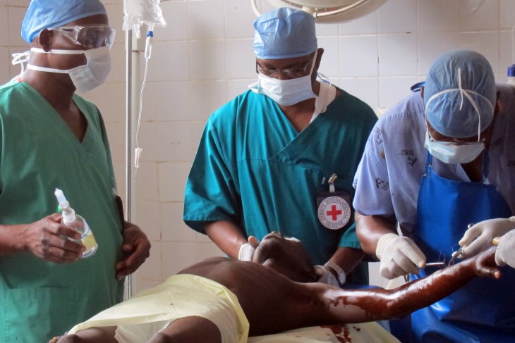Hôpital de Diffa, Niger. Les blessés de guerre sont pris en charge par les chirurgiens avec l'aide d'une équipe médicale d'urgence du CICR.