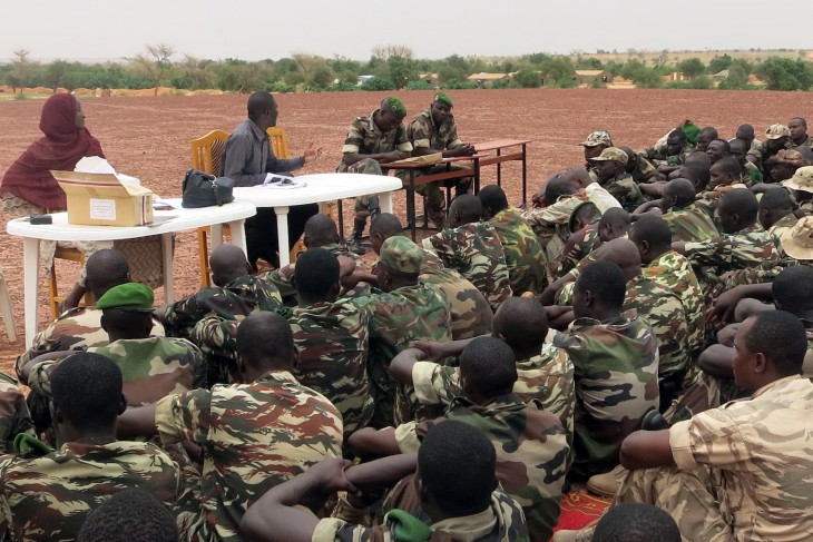 A contingent of Niger army personnel about to deploy to Mali as part of MINUSMA receives an IHL briefing from the ICRC.