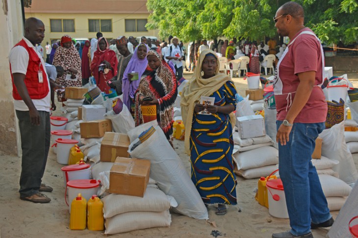 Maiduguri, Nigeria. Displaced women who lost everything due to the conflict in Borno state and who were living in extremely difficult situations step forward to pick emergency supplies from the ICRC and the Nigerian Red Cross. [CC BY-NC-ND / ICRC / A. Shaffa]