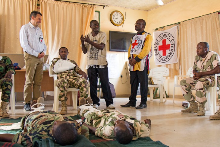 ICRC president Peter Maurer attends a first-aid training session for the Nigerian Army.