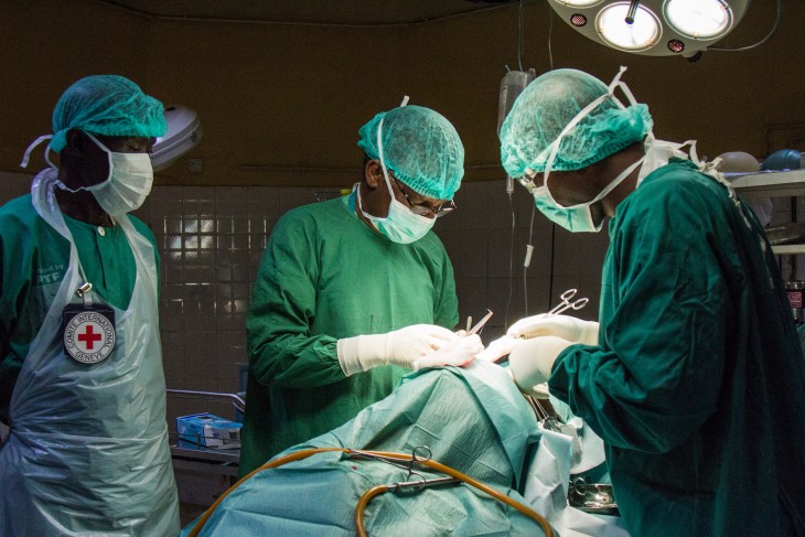 The ICRC surgical team at Maiduguri State Specialist Hospital hospital performs an operation