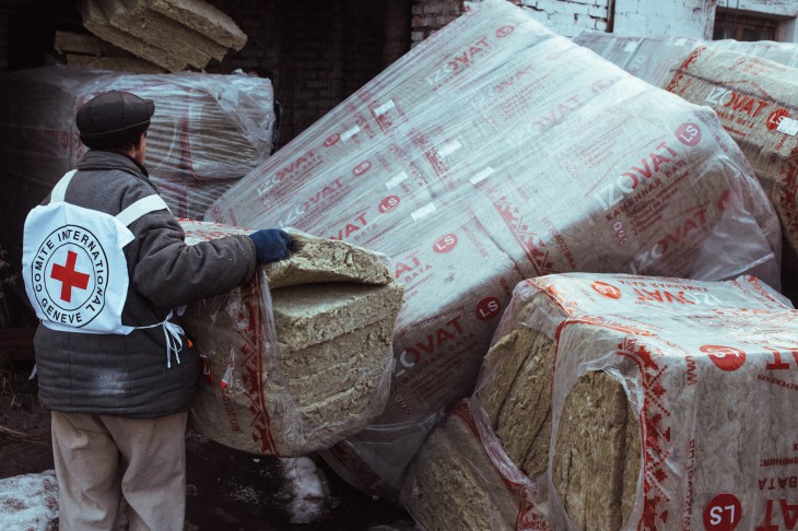 Ukraine. An ICRC employee offloads a consignment of insulation that will be used to repair buildings damaged by fighting.