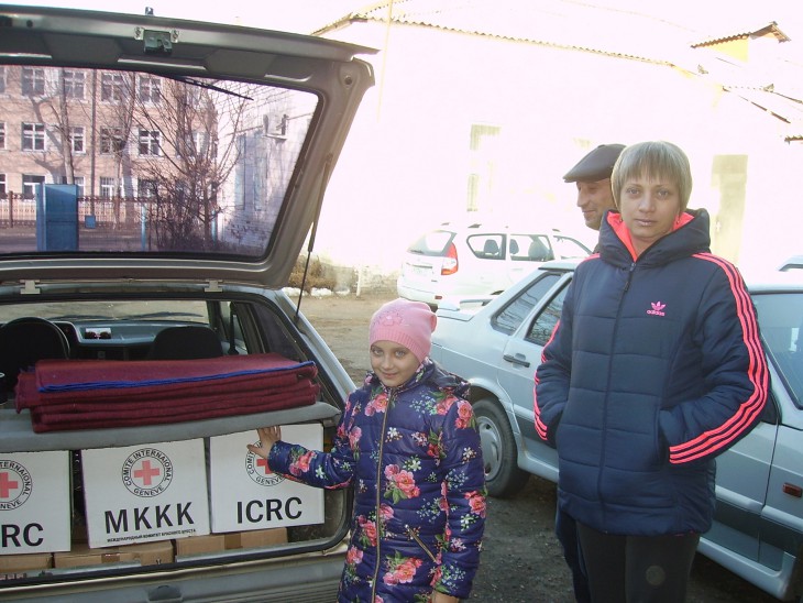 Adygea, Russia. A family of Ukrainian displaced persons receive ICRC humanitarian aid at a Russian Red Cross distribution point.