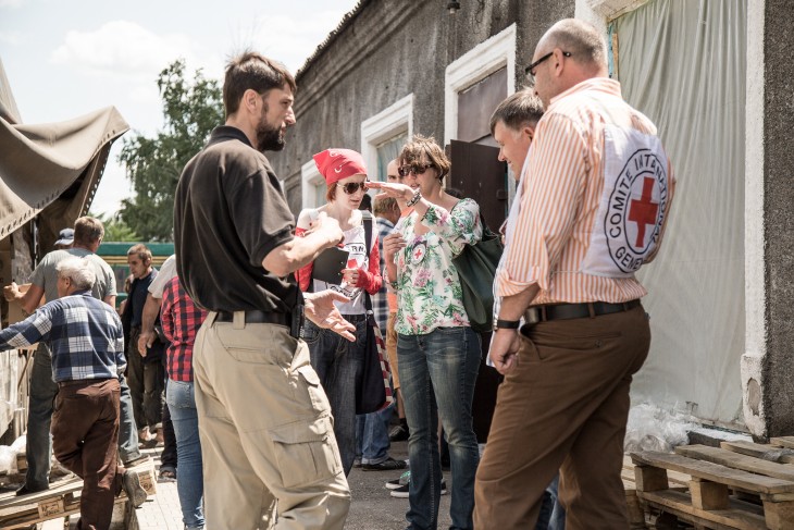 ICRC personnel speak to the local authorities as offloading continues. 