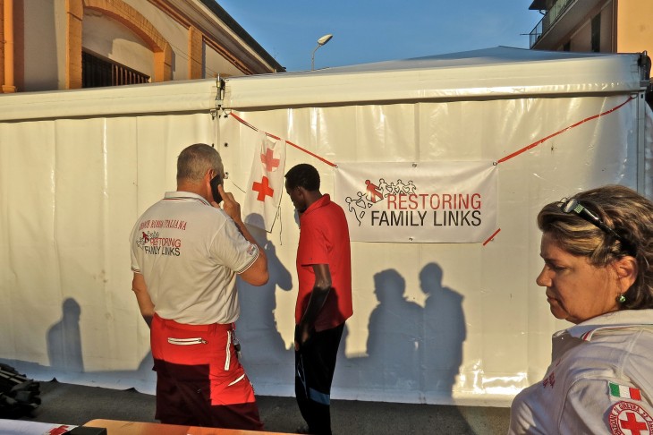 Like their French colleagues, Italian Red Cross workers have been making it possible for migrants to call their families back home, many of whom have been without news of them for weeks or months.