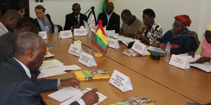 Cadres guinéens travaillant lors de la table ronde sur la santé en détention