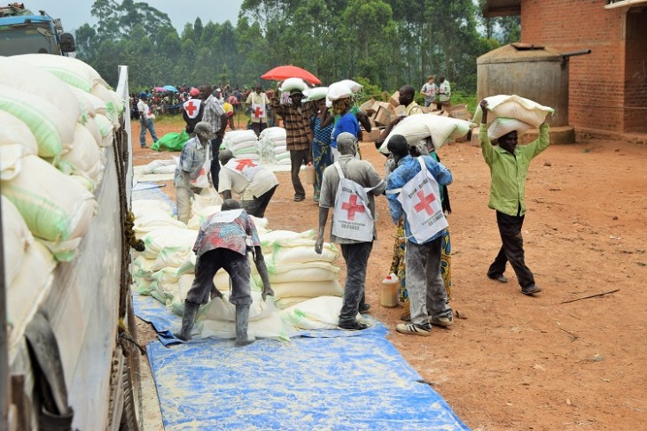 6700 familles à Miriki et Kimaka ont reçu de l'aide alimentaire d'urgence en collaboration avec la Croix-Rouge de la République démocratique du Congo. CC ICRC/Katsuva Christian
