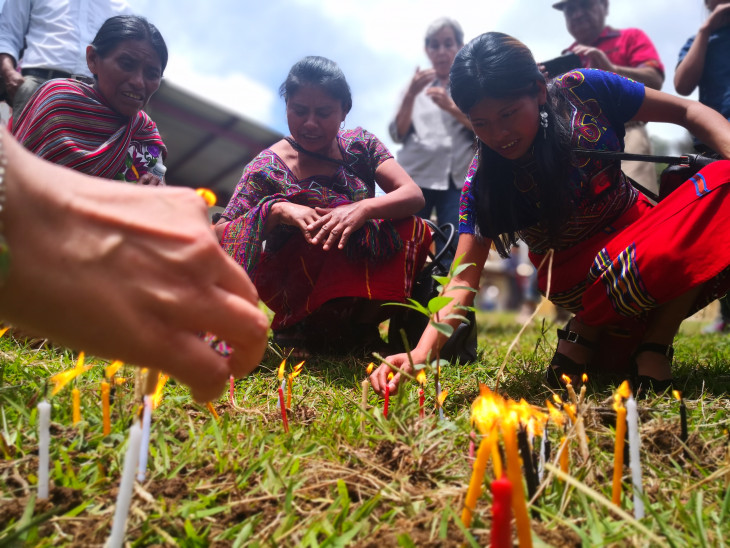 Familiares de pessoas que desapareceram devido ao conflito armado na Guatemala se reúnem para apoiar sua esperança de conhecer o destino de seus entes queridos. CICV/F. Panetta