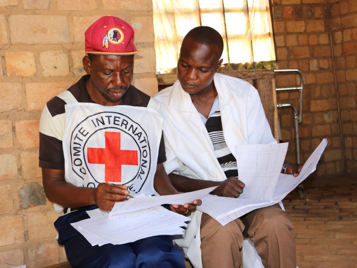 Un agent CICR en plein travail avec l'infirmier titulaire adjoint du centre de santé de Kansonge