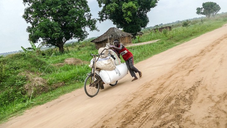 صاحب متجر يسافر على دراجته بين قرى المنطقة. PHOTO: JONATHAN BUSASI, ICRC