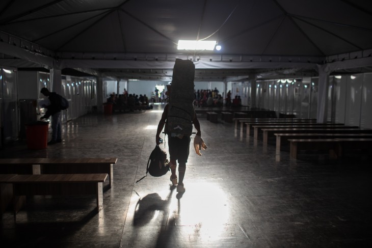 Migrante en su llegada al centro de recepción en Pacaraima, Brasil. . Foto: V.Moriyama/CICR.