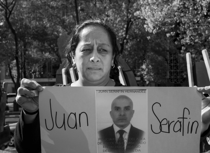 Membro da família de uma pessoa que desapareceu durante uma manifestação na Cidade do México, em comemoração do Dia do Desaparecido CICV/B. Ilhas