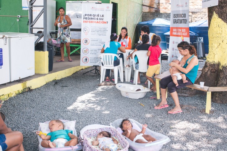 Bebês são colocados em banheira para aliviar o calor ao lado do posto de atendimento do CICV no abrigo São Vicente II em Boa Vista, Brasil. Foto: B.Mast / CICV