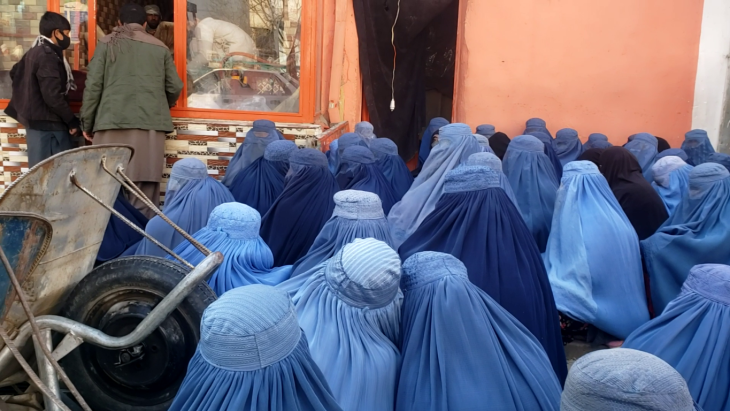 Women queue up in front of a bakery in Kabul, looking for someone to buy them a loaf of bread to stave off hunger. (PHOTO: Masoud SAMIMI/ICRC )